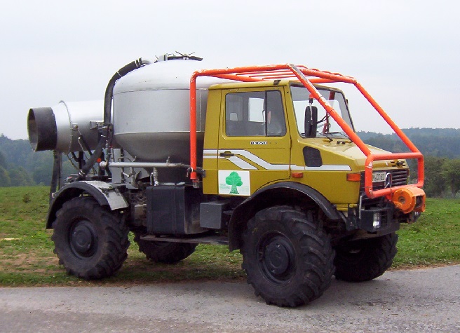 Unimog mit Verblaseaufbau