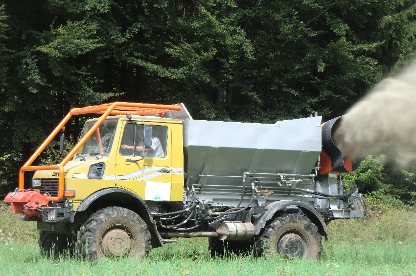 Unimog mit Verblaseaufbau