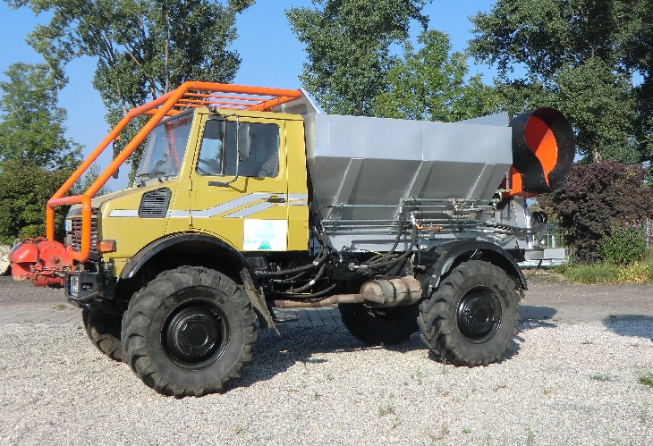 Unimog mit Verblaseaufbau