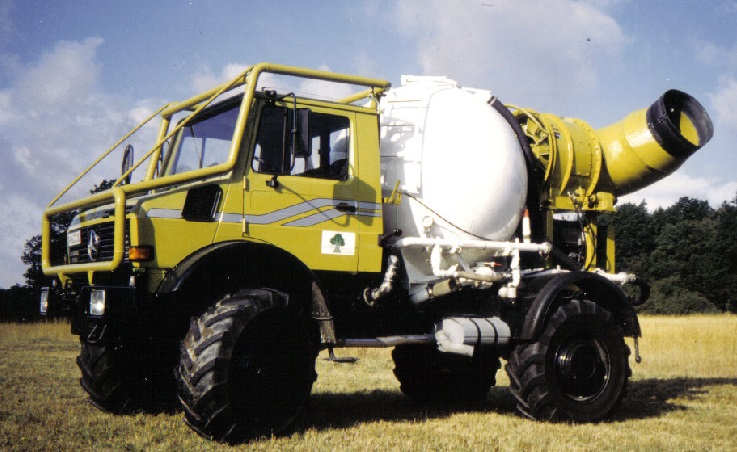 Unimog mit Verblaseaufbau