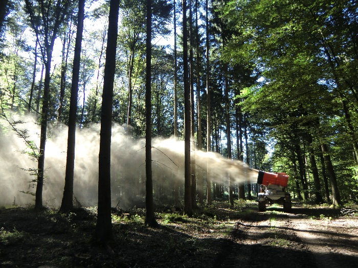 Verblasegerät Unimog im Wald